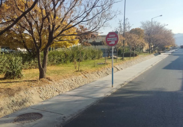 بهسازی و نصب تابلو راهنمایی و رانندگی در پردیس اصلی دانشگاه بیرجند برای ارتقای ایمنی و کاهش تصادفات