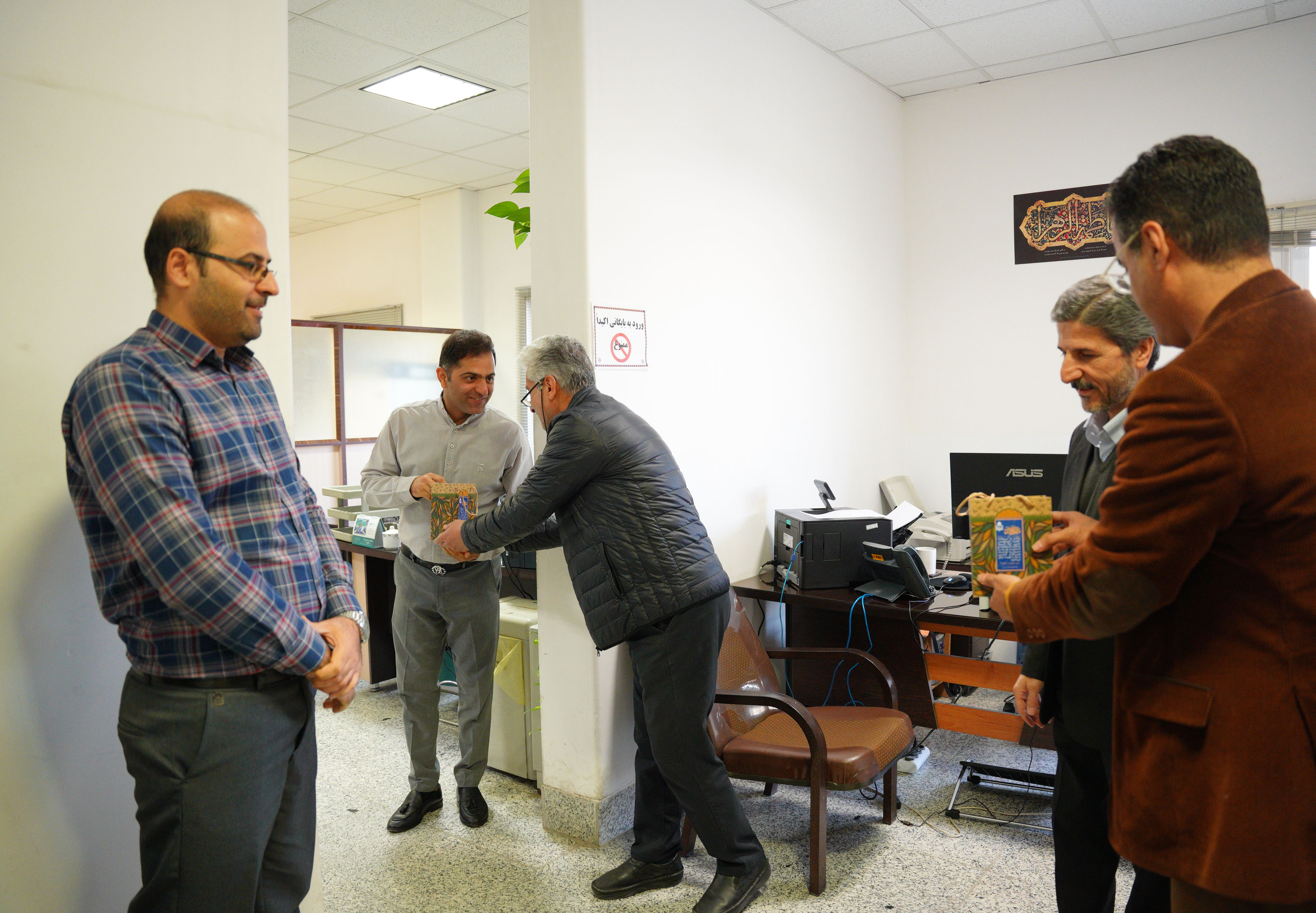 قدردانی از کارکنان مرد دانشگاه به مناسبت روز پدر و میلاد باسعادت حضرت علی (ع)