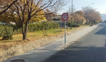 بهسازی و نصب تابلو راهنمایی و رانندگی در پردیس اصلی دانشگاه بیرجند برای ارتقای ایمنی و کاهش تصادفات